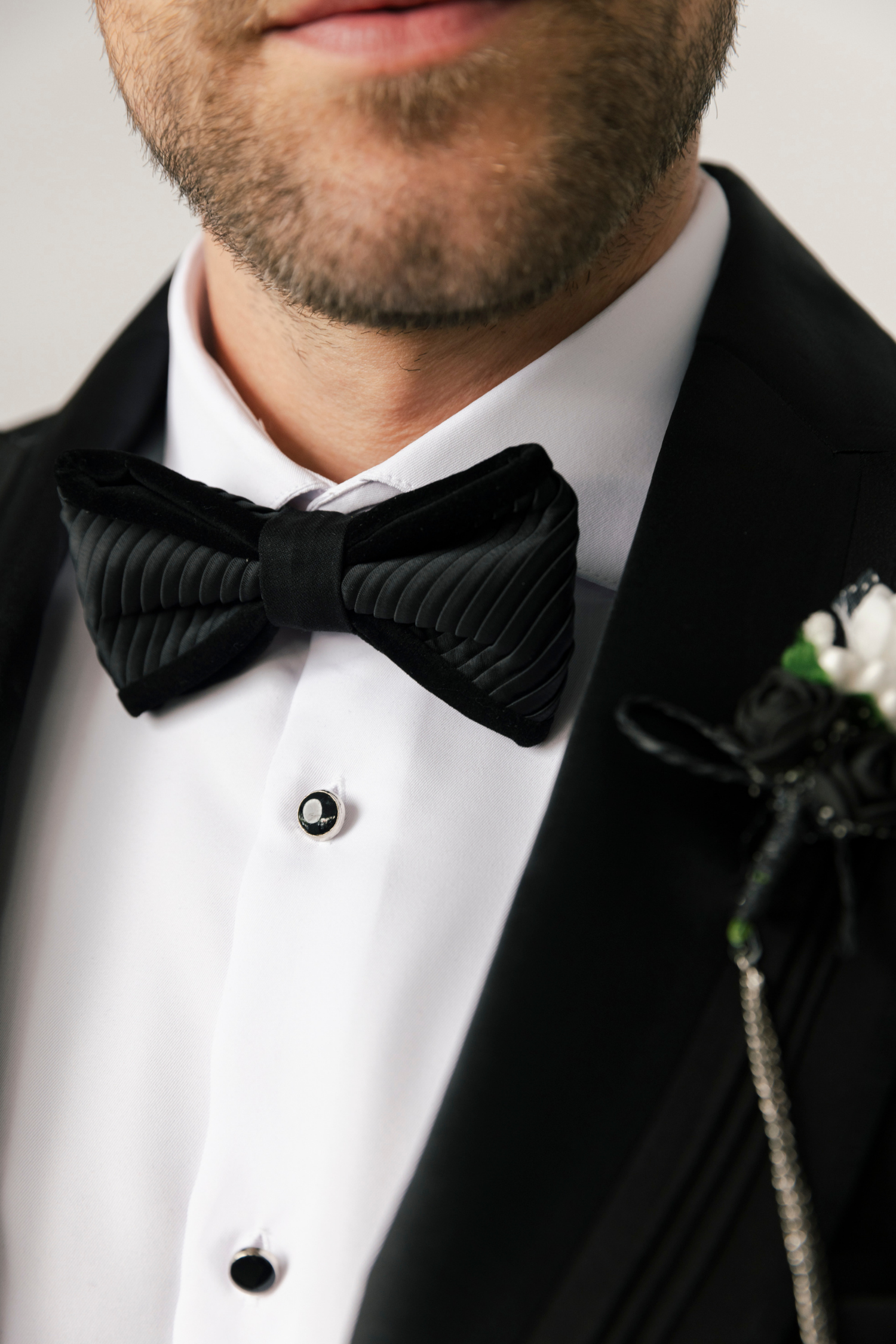 Beyaz Damatlık Ata Yaka Ayaklı Düğmeli Modern Fit Duble Manşet Papyon Hediyeli Gömlek
