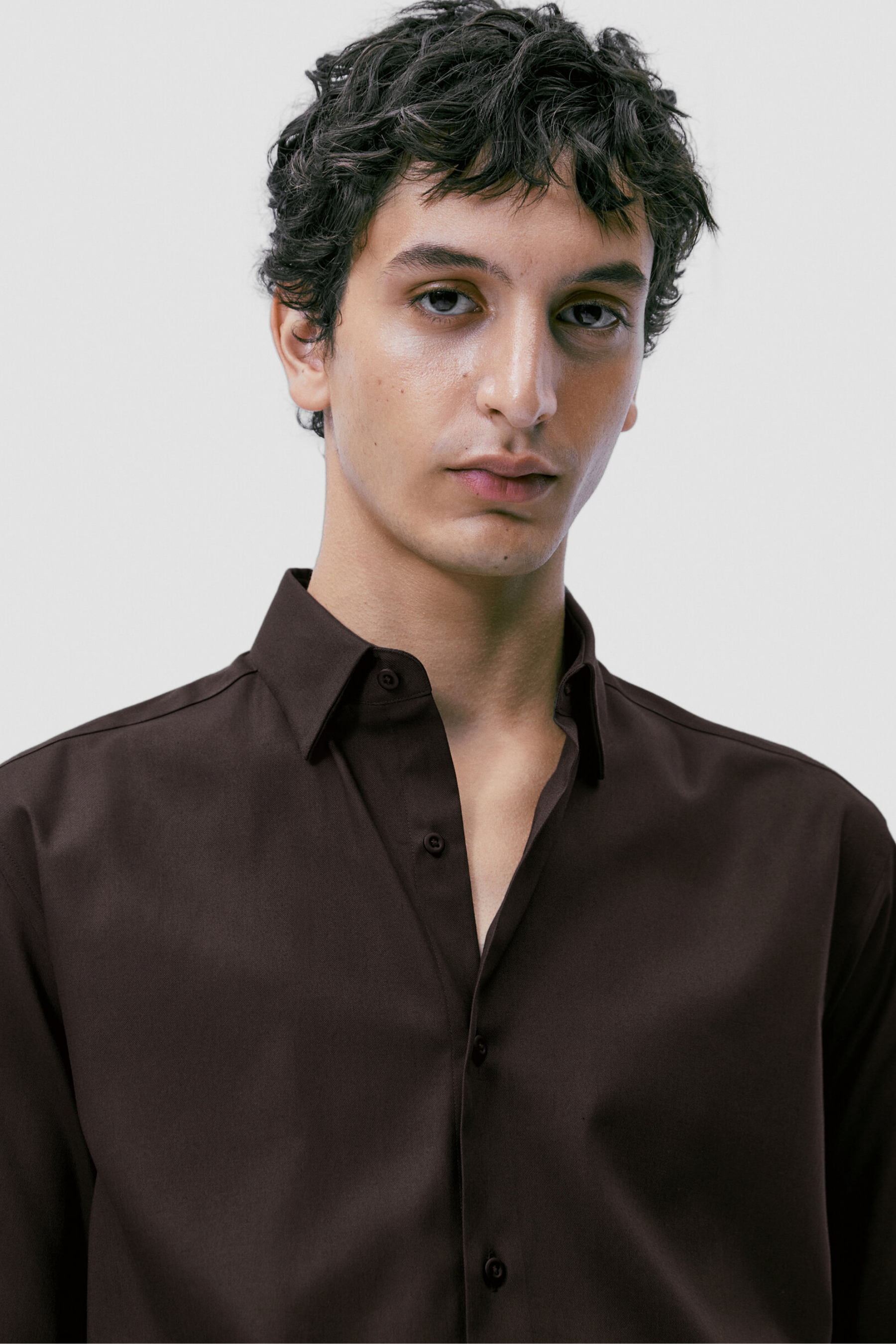 Kahverengi %100 Pamuk Saten Non-Iron Ütü İstemeyen Casual Cepsiz Modern Fit Gömlek